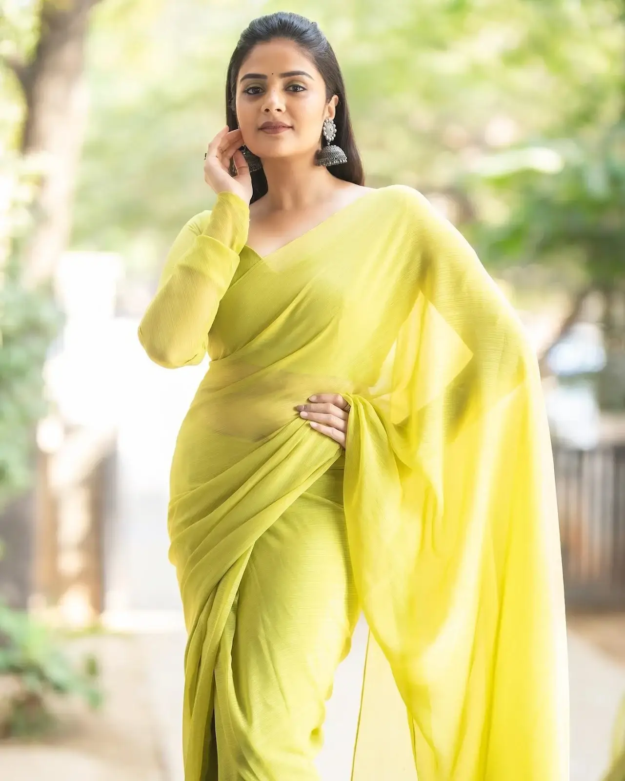 INDIAN TV ANCHOR SREEMUKHI STILLS IN TRADITIONAL GREEN SAREE 5